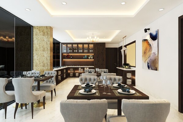 Frukost och lunch serveras, med utsikt mot stranden