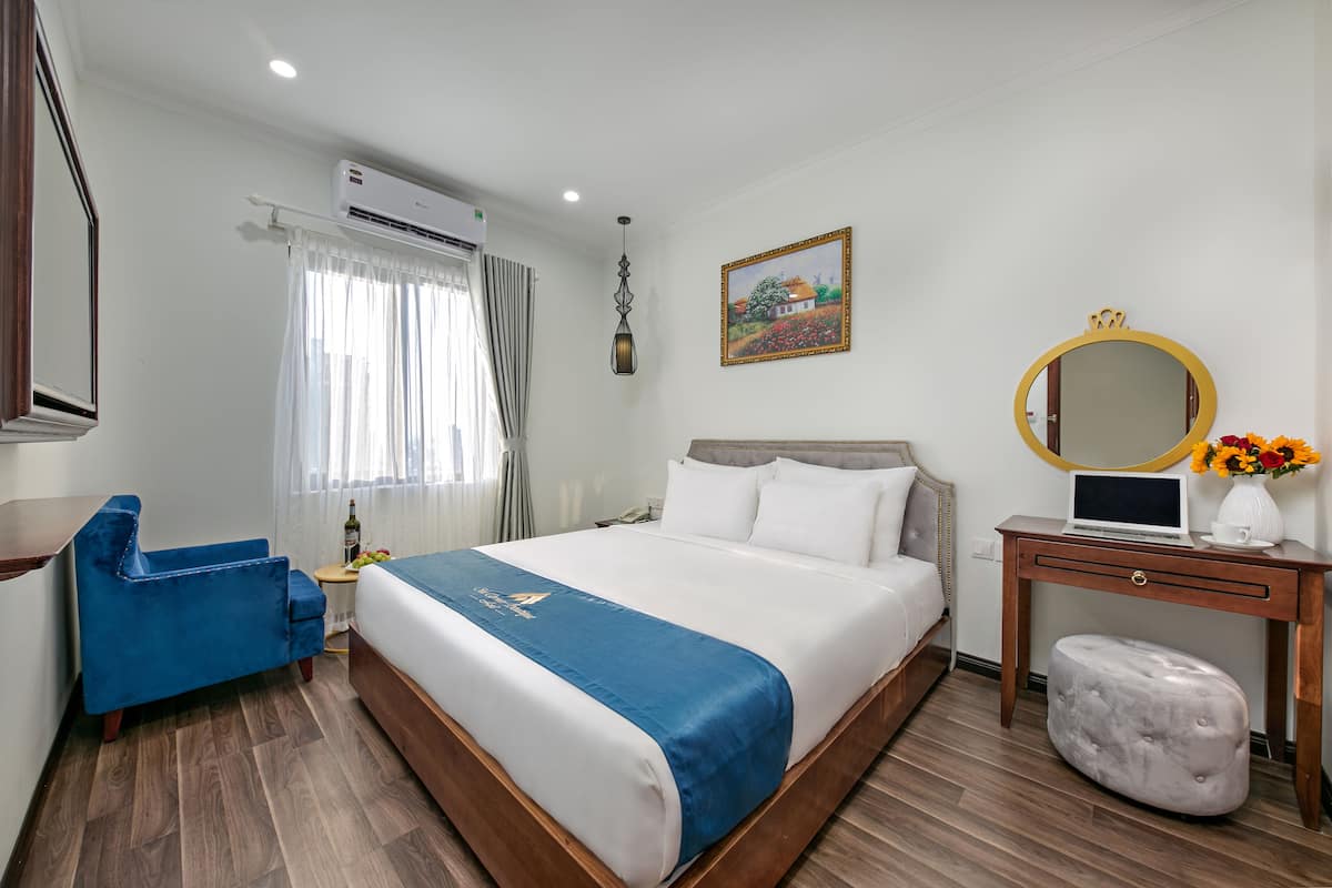 Deluxe tweepersoonskamer, 1 queensize bed, privébadkamer, uitzicht op stad | 1 slaapkamer, luxe beddengoed, donzen dekbedden, pillowtop-bedden