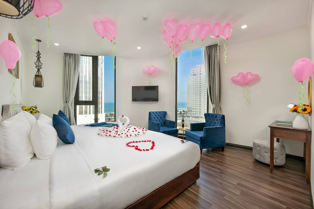 Deluxe kamer, 1 twee- of 2 eenpersoonsbedden, 2 tweepersoonsbedden, bad, uitzicht op zee | 1 slaapkamer, luxe beddengoed, donzen dekbedden, pillowtop-bedden