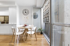 Apartamento, 1 quarto | Opções para refeição no quarto