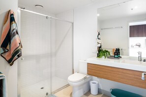 Departamento, 1 habitación | Baño | Regadera, amenidades de baño gratuitas, secadora de cabello, toallas 