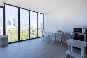 Appartement, 1 chambre | Repas dans la chambre