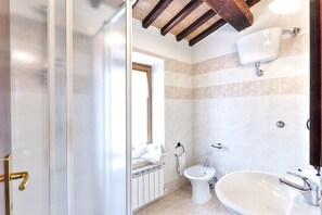 Regadera, amenidades de baño gratuitas, bidet, toallas 