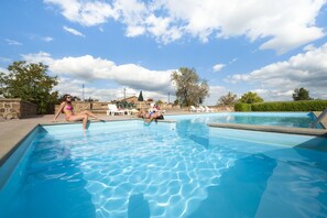 Alberca al aire libre por temporada y sombrillas en la alberca 