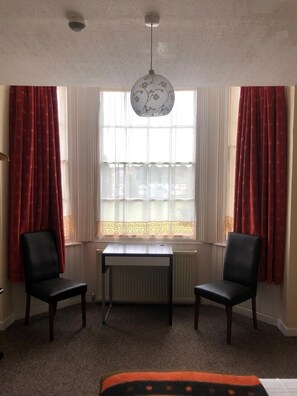 Soundproofing, iron/ironing board, free WiFi - The Hunt Lodge (Leighton Buzzard)
