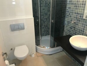 Lejlighed - havudsigt | Badeværelse | Bruser, brusehoved med hydromassage, hårtørrer