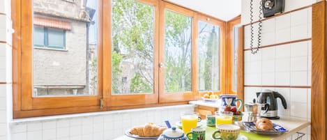 Appartement, 2 chambres | Restauration dans la chambre