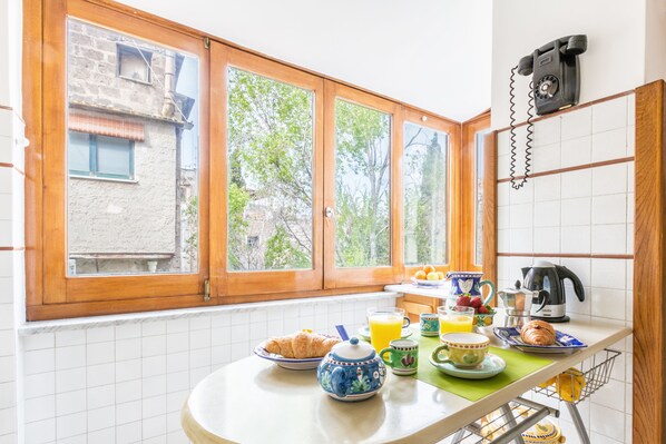 Apartment, 2 Schlafzimmer | Essbereich im Zimmer