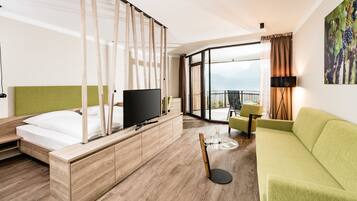 Standard Suite (Lagrein) | Hypo-allergenic bedding, minibar, in-room safe, desk