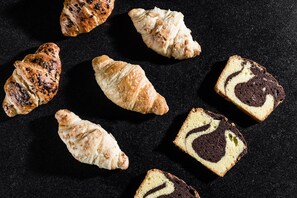 Free daily buffet breakfast - Albergo Plattenhof (Termeno Sulla Strada del Vino)