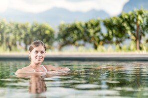 Outdoor pool, pool umbrellas, pool loungers - Albergo Plattenhof (Termeno Sulla Strada del Vino)