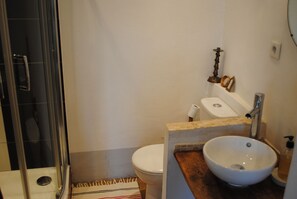 Double Room (La Marquise) | Bathroom | Shower, free toiletries, hair dryer, towels - Nidelice (Quillan)