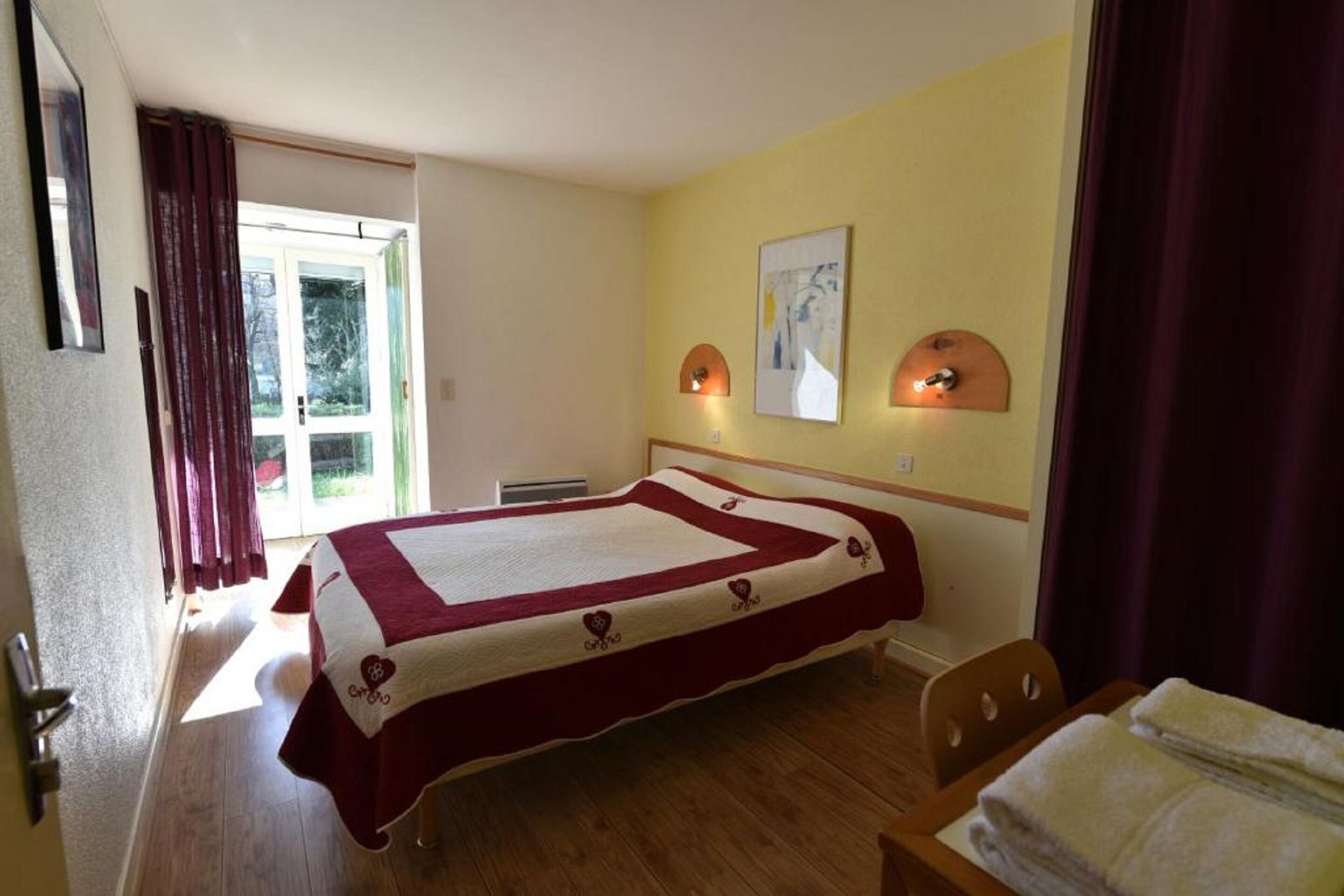 double room | individually decorated, individually furnished, desk