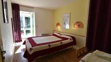 Kahden hengen huone | Yksilöllisesti sisustettu, yksilöllisesti kalustettu, työpöytä