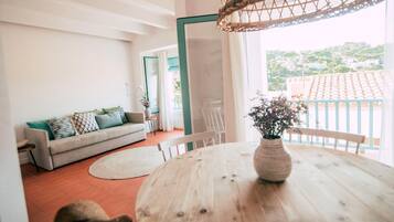 Appartement, 2 slaapkamers, uitzicht op zee | Luxe beddengoed, donsdekens, een laptopwerkplek