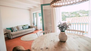 أغطية فراش متميزة وألحفة محشوة بالريش ومساحة عمل للكمبيوتر المحمول