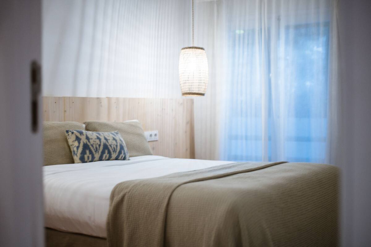 غرفة عائلية رباعية (Interior) | أغطية فراش متميزة وألحفة محشوة بالريش ومساحة عمل للكمبيوتر المحمول
