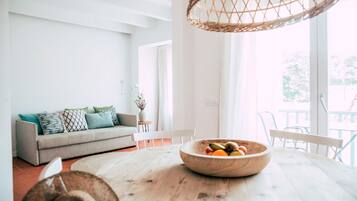 Appartamento, 2 camere da letto, vista mare | Biancheria da letto di alta qualità, copriletto in piuma