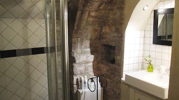 Monolocale | Bagno | Doccia, soffione a pioggia, asciugacapelli, bidet