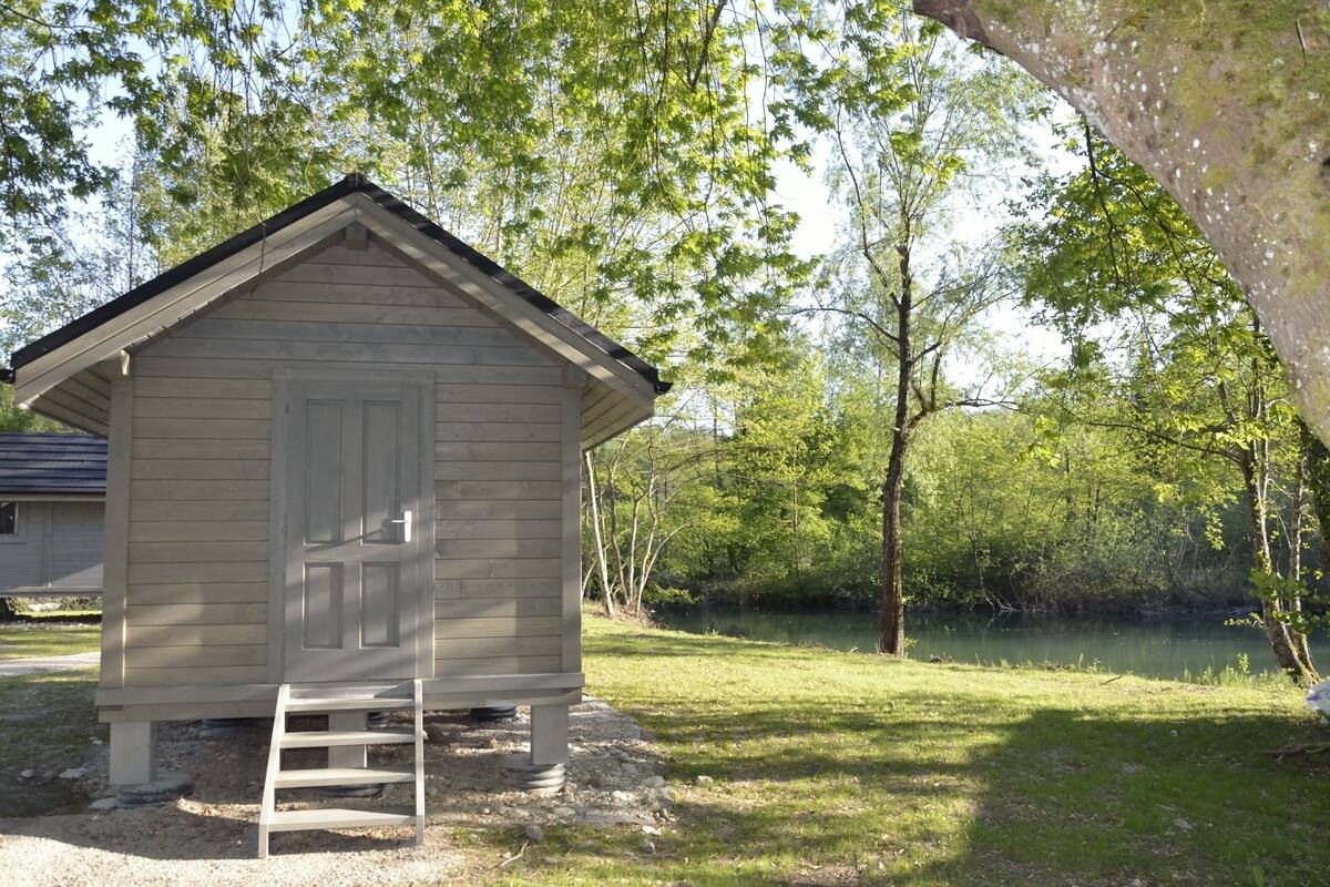 Cabin (bord de l'eau, Piloti - by the water) | Individually decorated, individually furnished, soundproofing