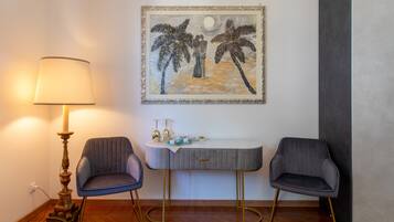 Habitación doble Deluxe | Área de sala de estar | Televisión de pantalla plana