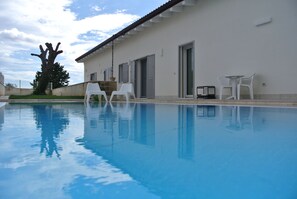 Seasonal outdoor pool, open 10:00 AM to 9:00 PM, pool loungers - Ofra Matera (Matera)