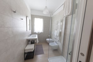 Triple Room | Bathroom | Shower, rainfall showerhead, free toiletries, hair dryer - Ofra Matera (Matera)