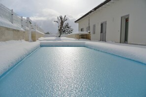 Seasonal outdoor pool, open 10:00 AM to 9:00 PM, pool loungers - Ofra Matera (Matera)