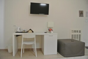 Down comforters, desk, blackout drapes, soundproofing - Ofra Matera (Matera)