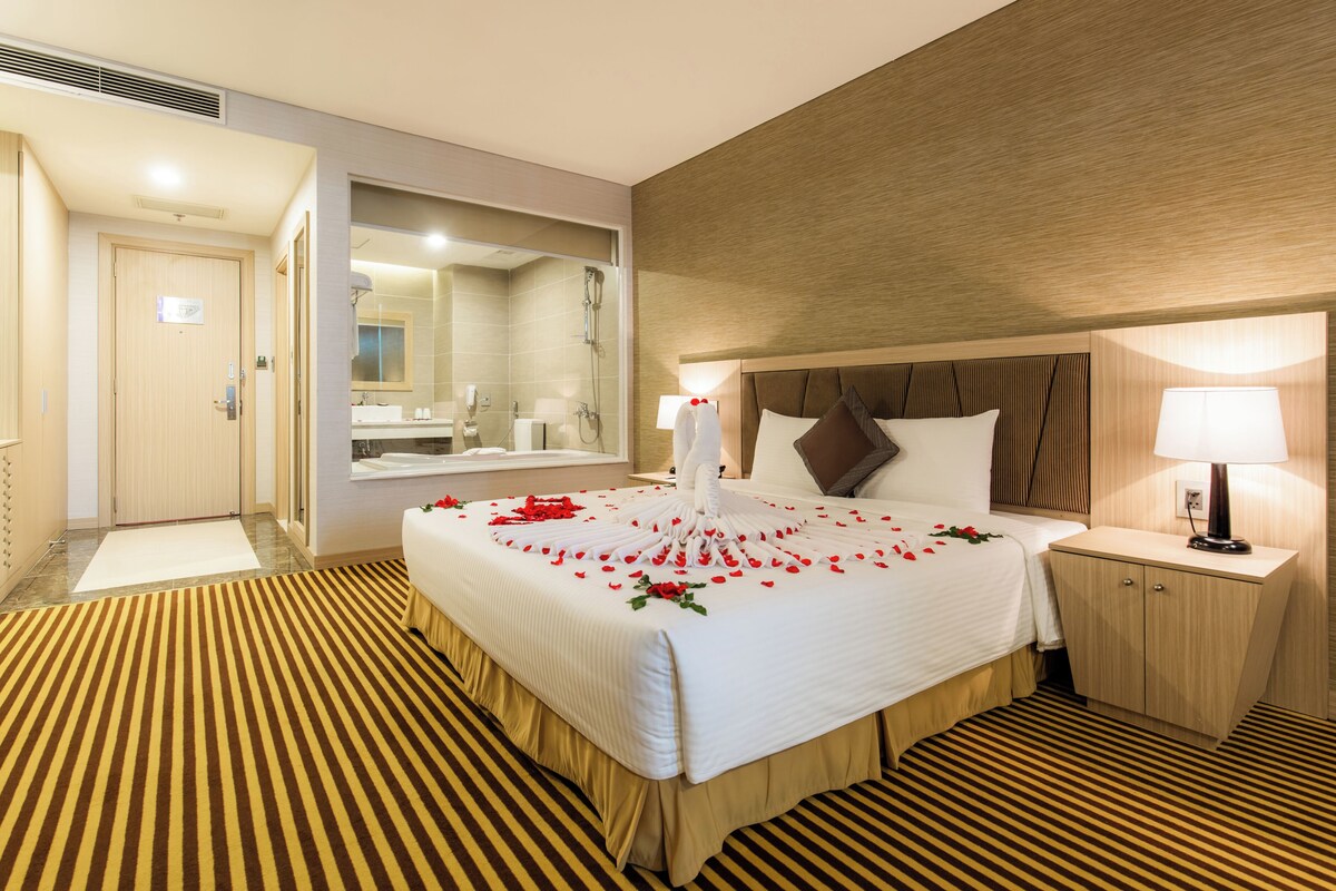 Kamar Deluks, 1 Tempat Tidur King, pemandangan samudra | Minibar, brankas, meja kerja, dan tirai kedap cahaya
