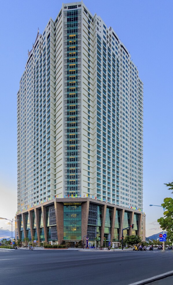 A high-rise hotel with a modern design, featuring a prominent central entrance and multiple floors. - Muong Thanh Luxury Khanh Hoa Hotel (Nha Trang)