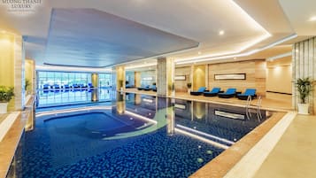 Piscina interna, funciona das 6h às 20h, espreguiçadeiras