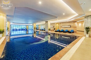Innenpool, geöffnet von 06:00 Uhr bis 20:00 Uhr, Liegestühle