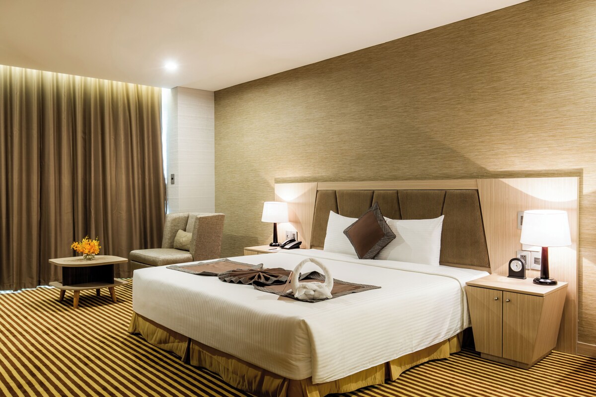 Suite Eksekutif | Minibar, brankas, meja kerja, dan tirai kedap cahaya