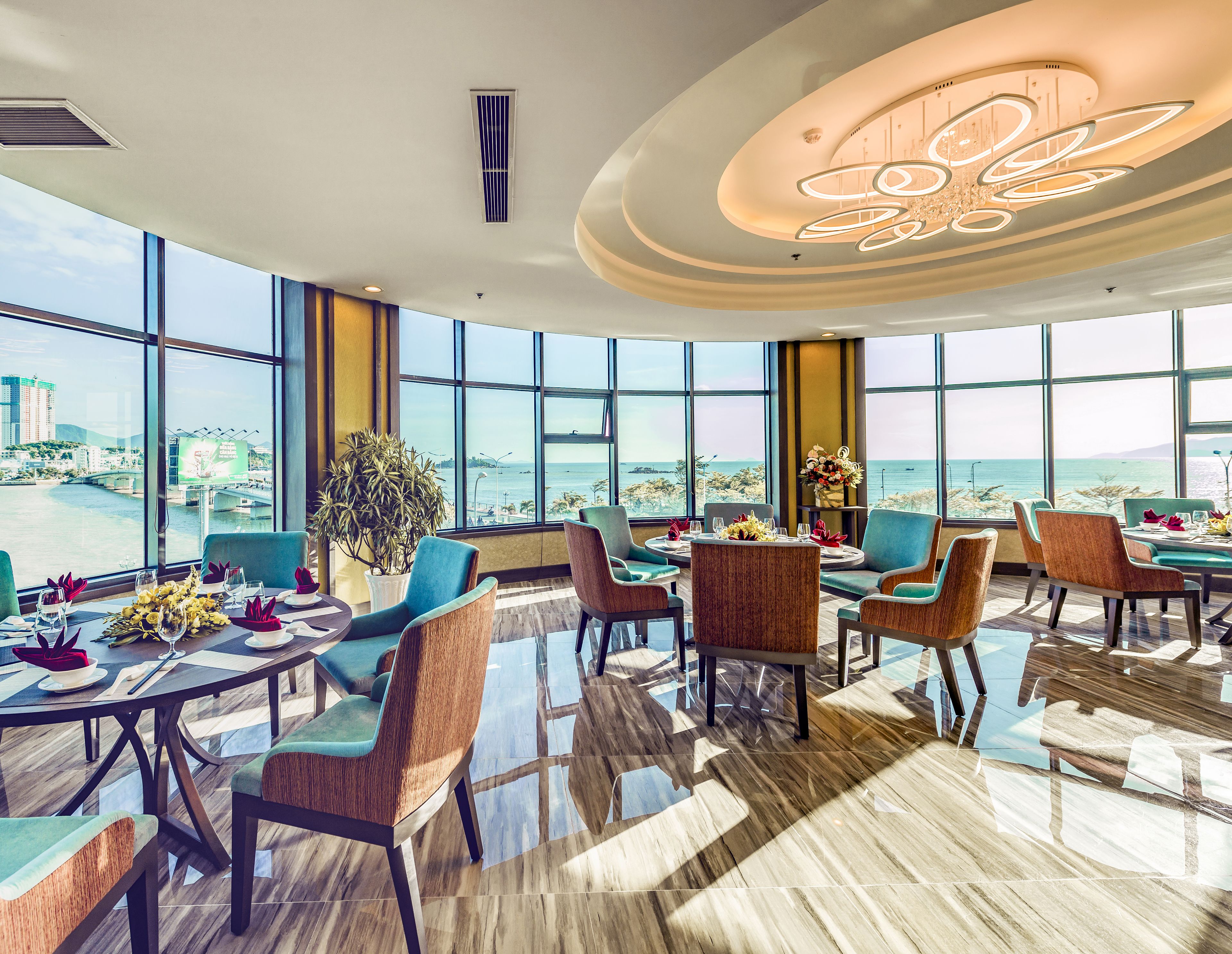 3 restaurantes, se sirve desayuno 