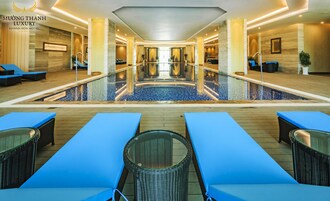 Piscine intérieure, accès possible de 6 h à 20 h, chaises longues