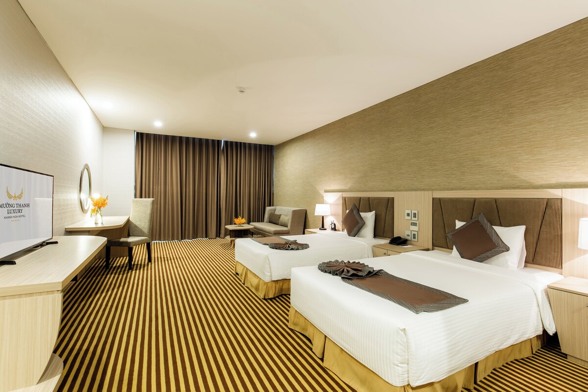 Kamar Twin Deluks, pemandangan samudra | Minibar, brankas, meja kerja, dan tirai kedap cahaya