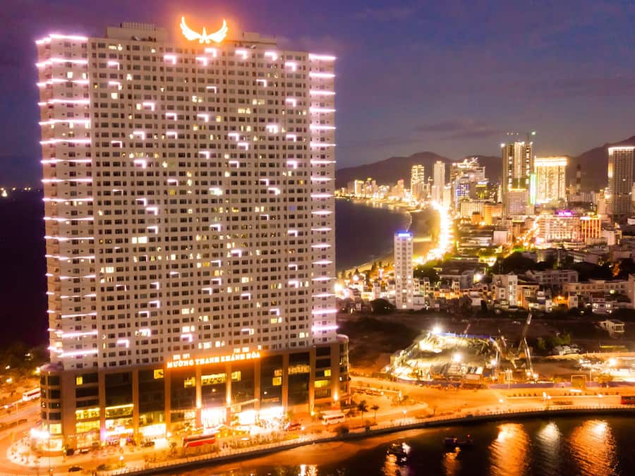 Bagian depan properti - sore/malam