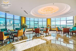 3 restaurants, breakfast served
