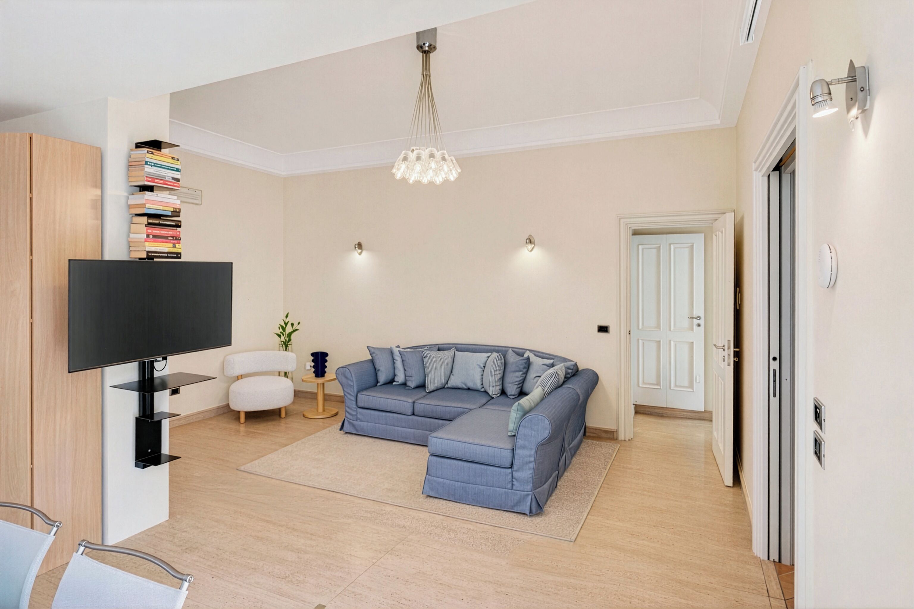 Apartment, 2 Bedrooms | Living room | Smart TV, DVD player