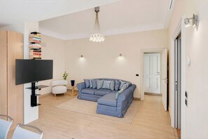 Apartamento, 2 quartos | Sala de estar | Smart TV, DVD player