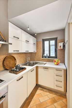 Apartamento, 2 quartos | Cozinha privada | Geladeira grande, micro-ondas, fogão, cooktop