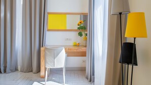 A modern hotel room with a wooden desk, a chair, a mirror, and a lamp. - Corte's House (Sorrento)