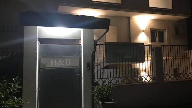 A building with a gated entrance labeled "B&B" and a balcony above. - B&B Geolja (Gioia Tauro)