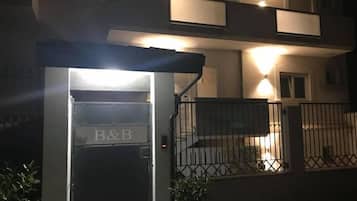 Fassade der Unterkunft – Abend/Nacht