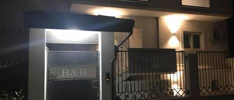 Façade de l’hébergement - soirée/nuit