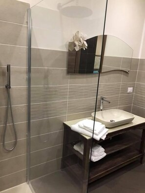 Chambre Double Classique, balcon, vue vallée | Salle de bain | Douche, articles de toilette gratuits, sèche-cheveux, bidet