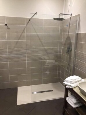Chambre Quadruple Supérieure, balcon | Salle de bain | Douche, articles de toilette gratuits, sèche-cheveux, bidet
