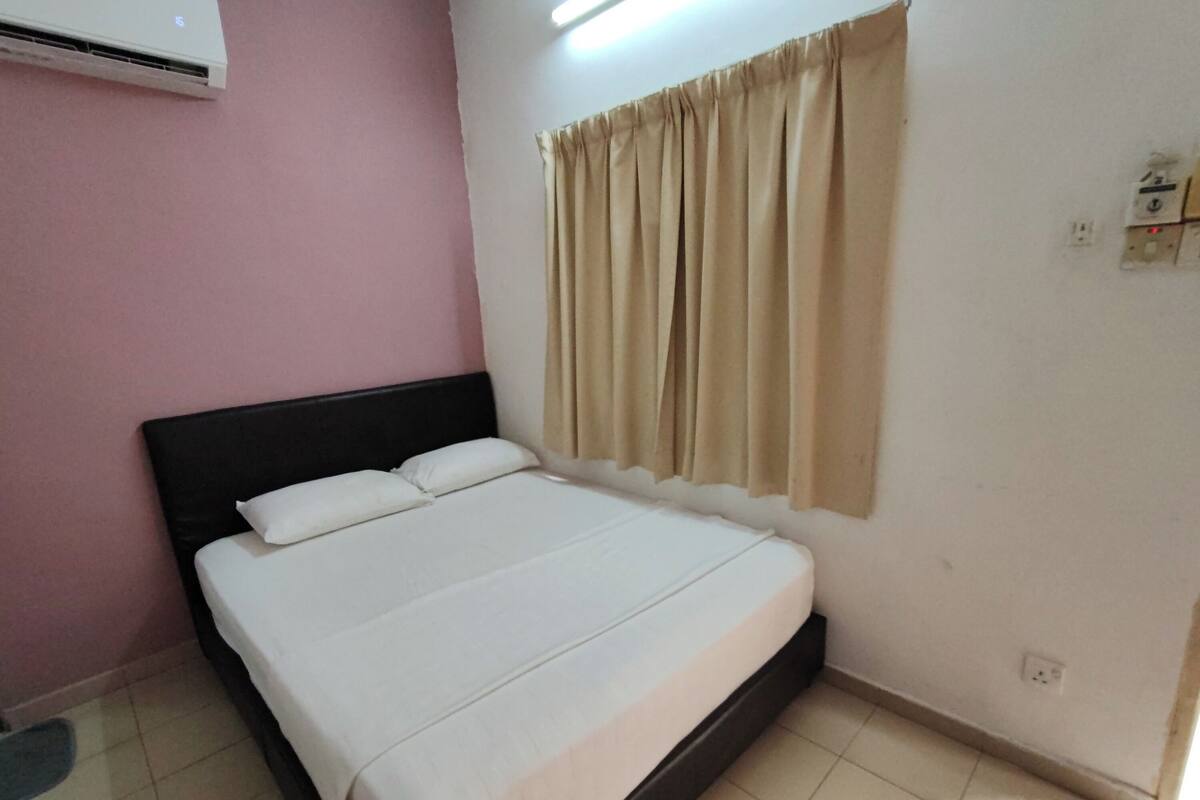 Iron/ironing board, free WiFi, bed sheets