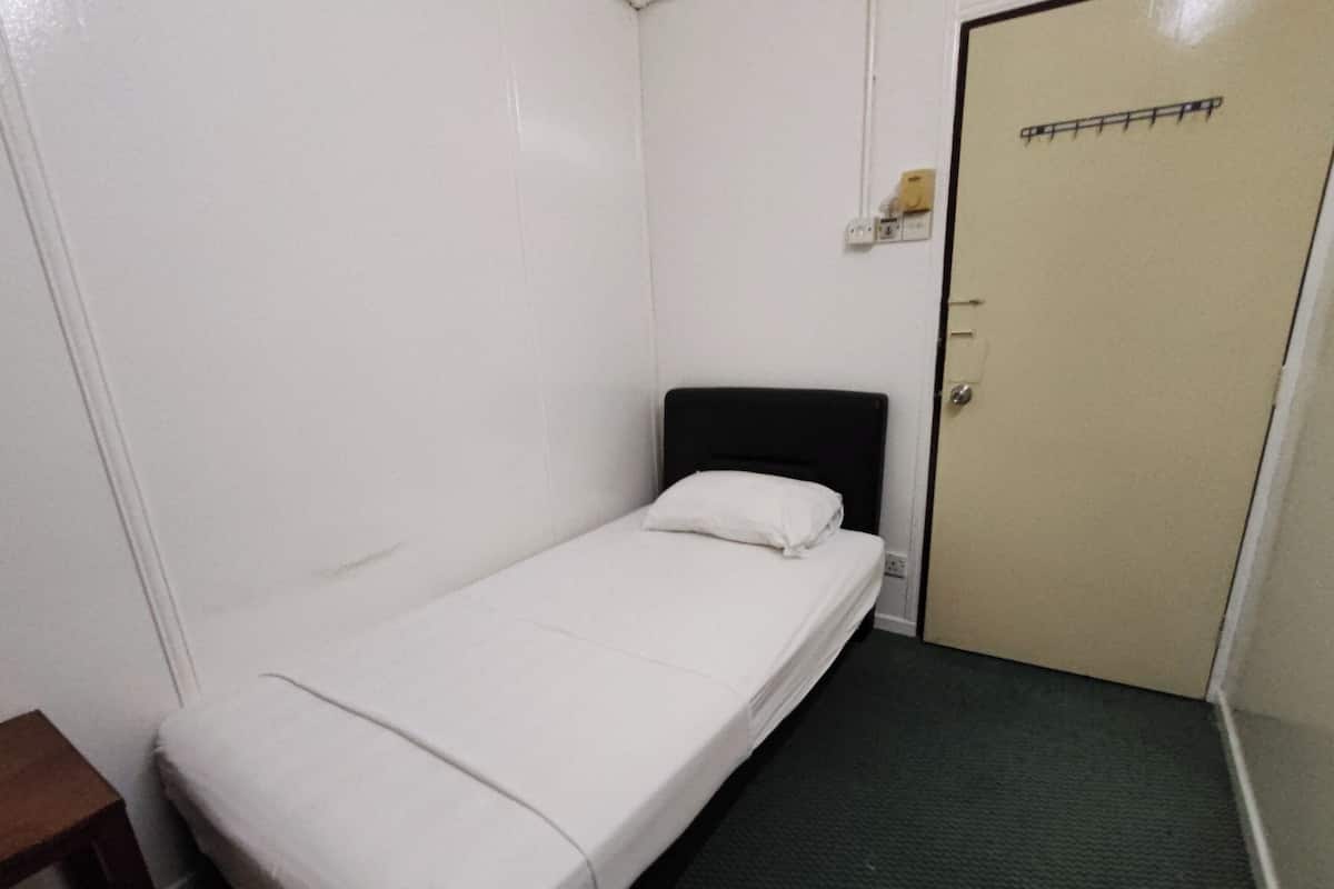 Single Room with Shared Bathroom (SR)